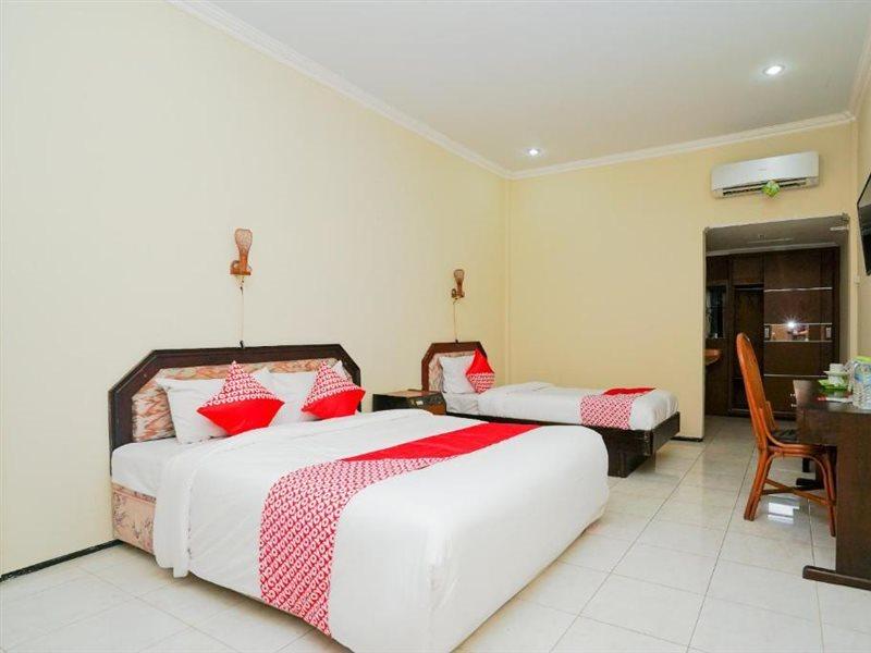 OYO 1652 Hotel Tampiarto Probolinggo Esterno foto
