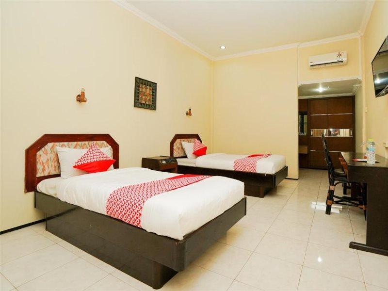 OYO 1652 Hotel Tampiarto Probolinggo Esterno foto