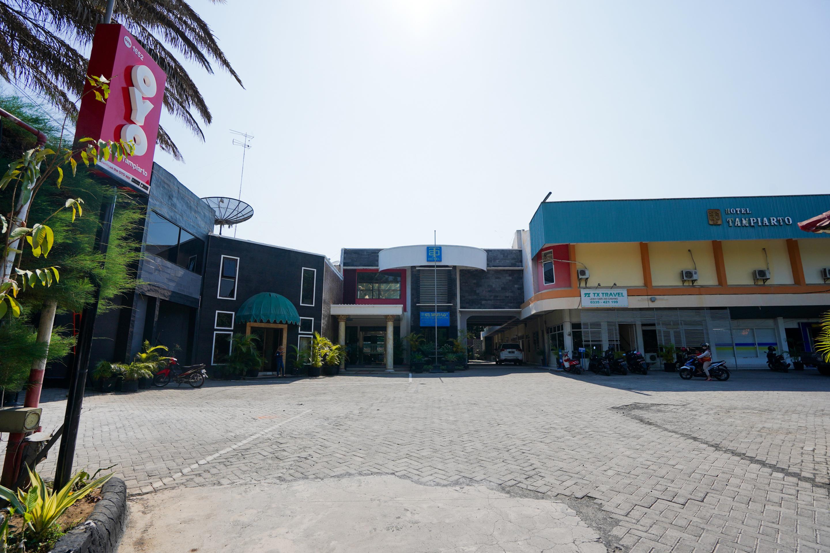 OYO 1652 Hotel Tampiarto Probolinggo Esterno foto