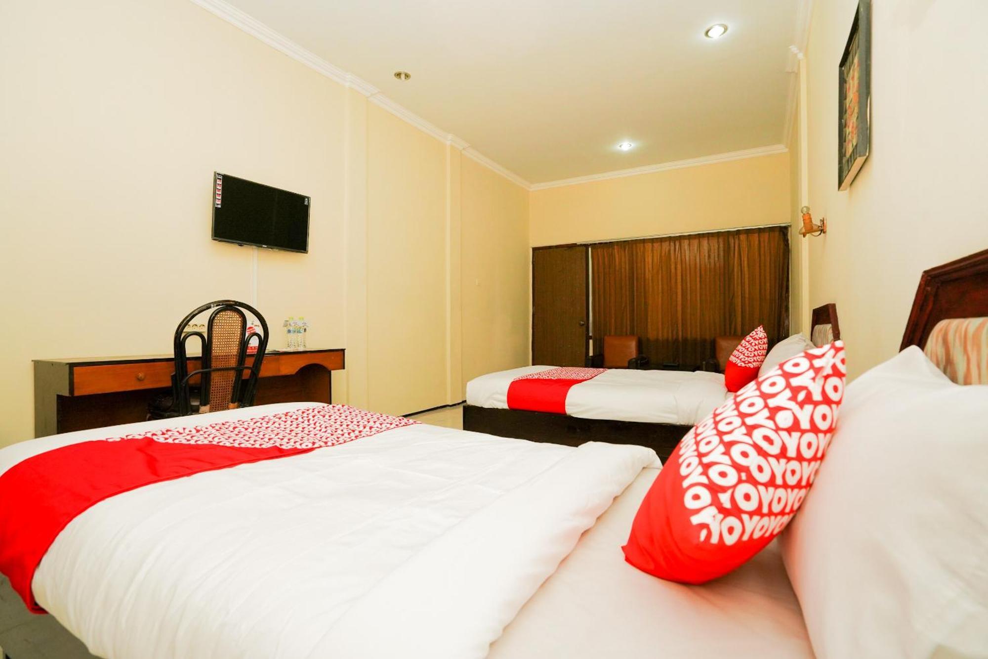 OYO 1652 Hotel Tampiarto Probolinggo Esterno foto