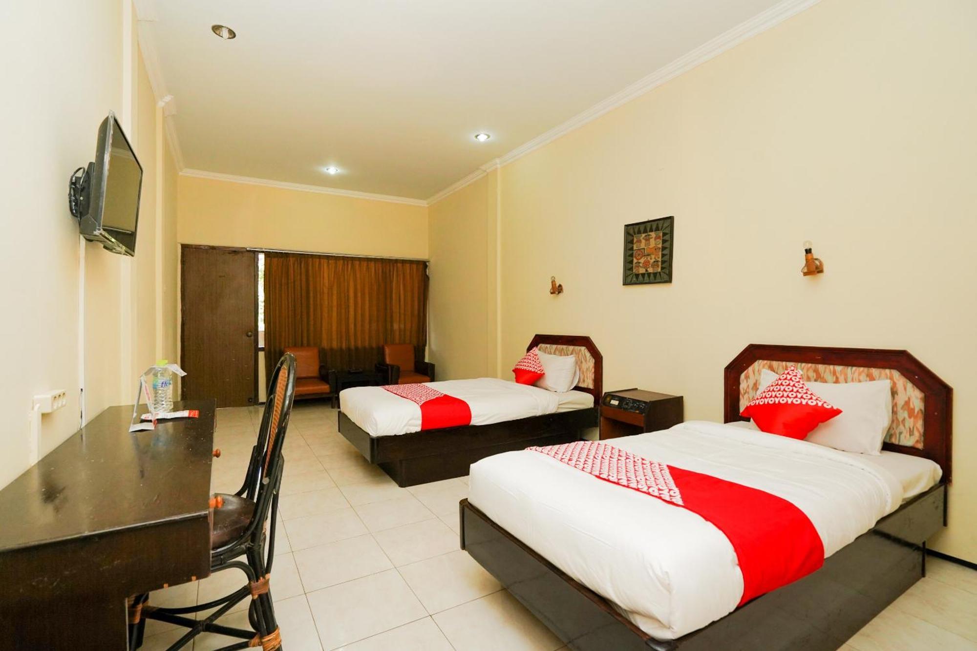 OYO 1652 Hotel Tampiarto Probolinggo Esterno foto