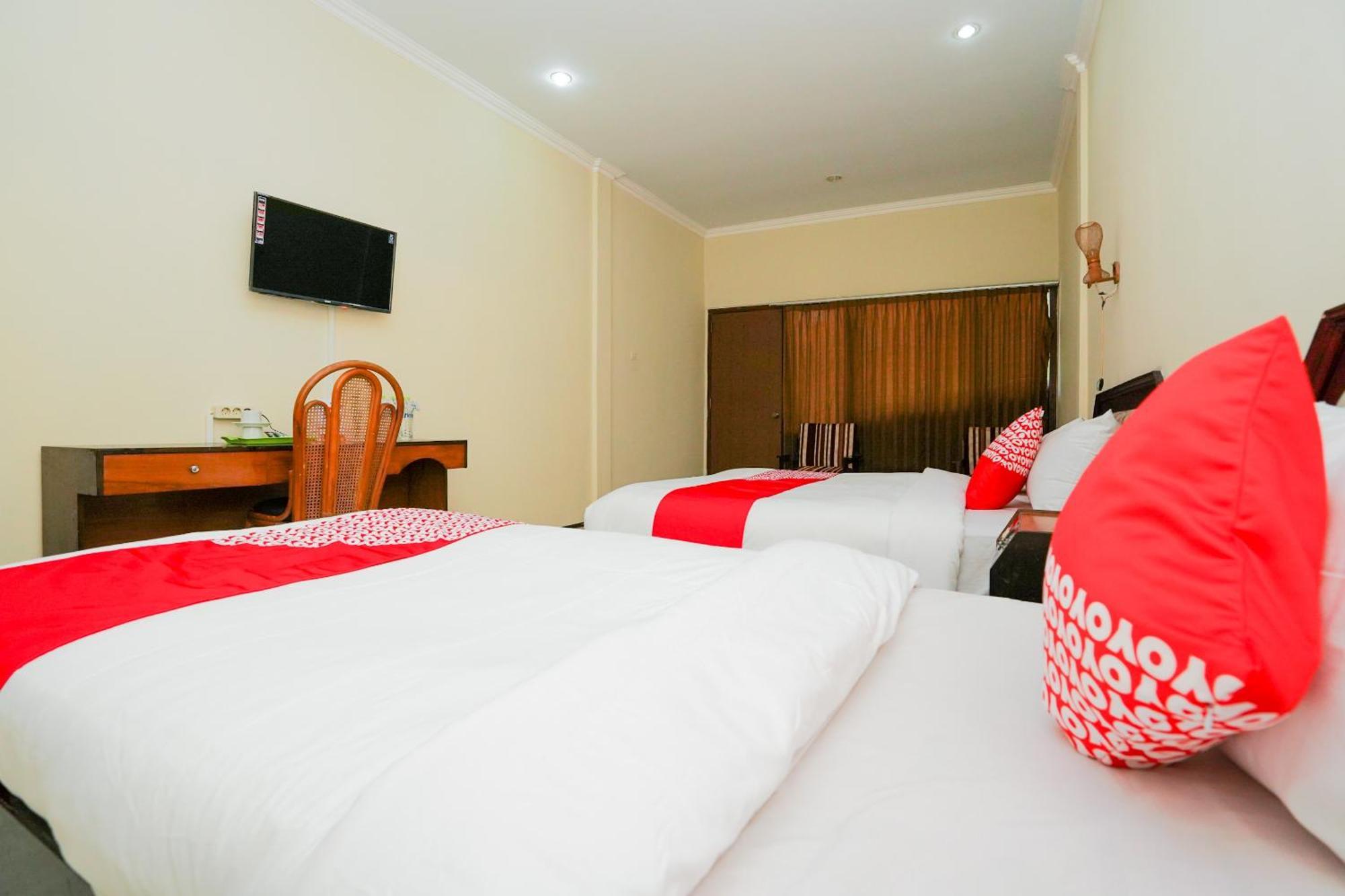 OYO 1652 Hotel Tampiarto Probolinggo Esterno foto