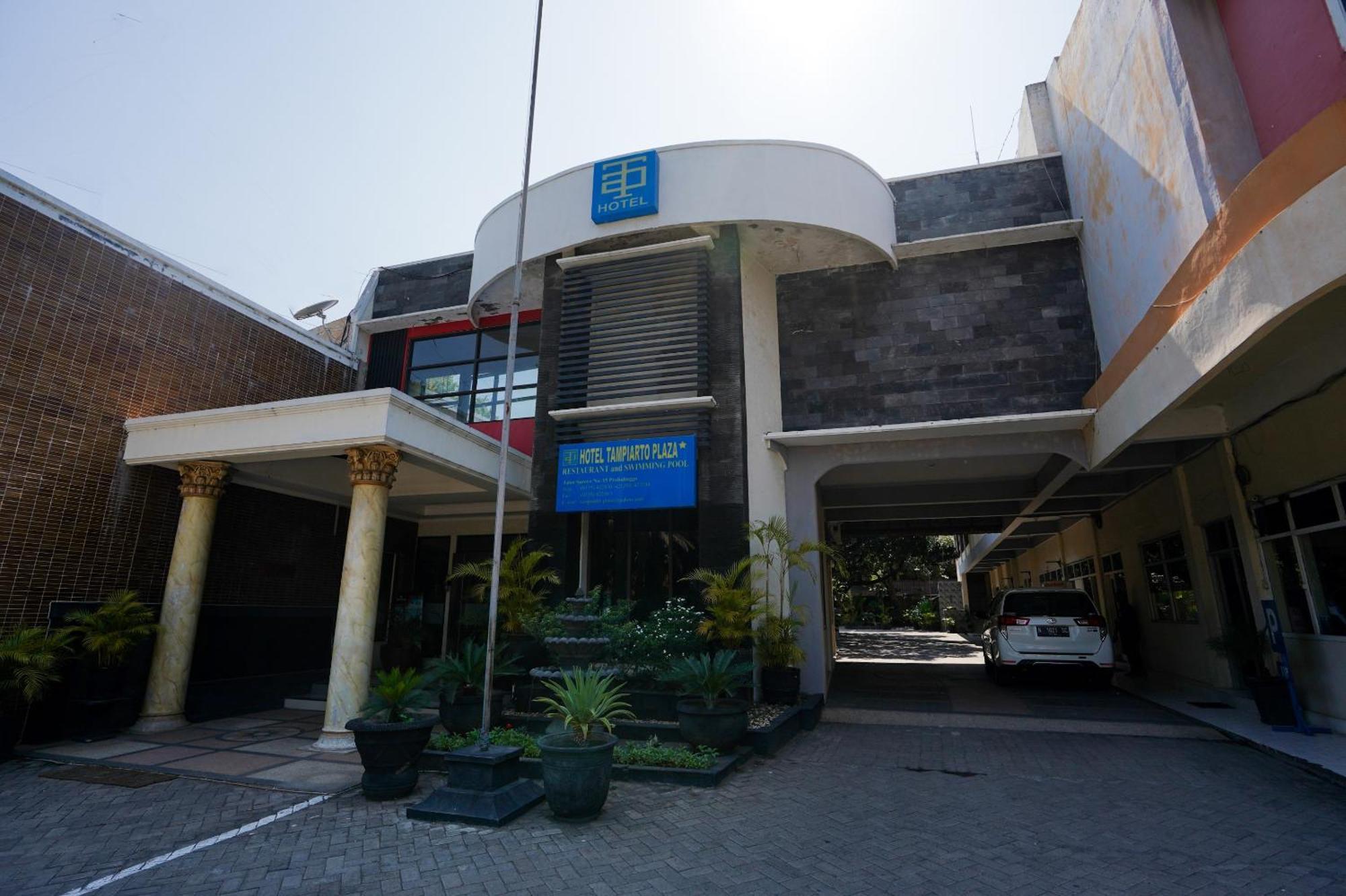 OYO 1652 Hotel Tampiarto Probolinggo Esterno foto