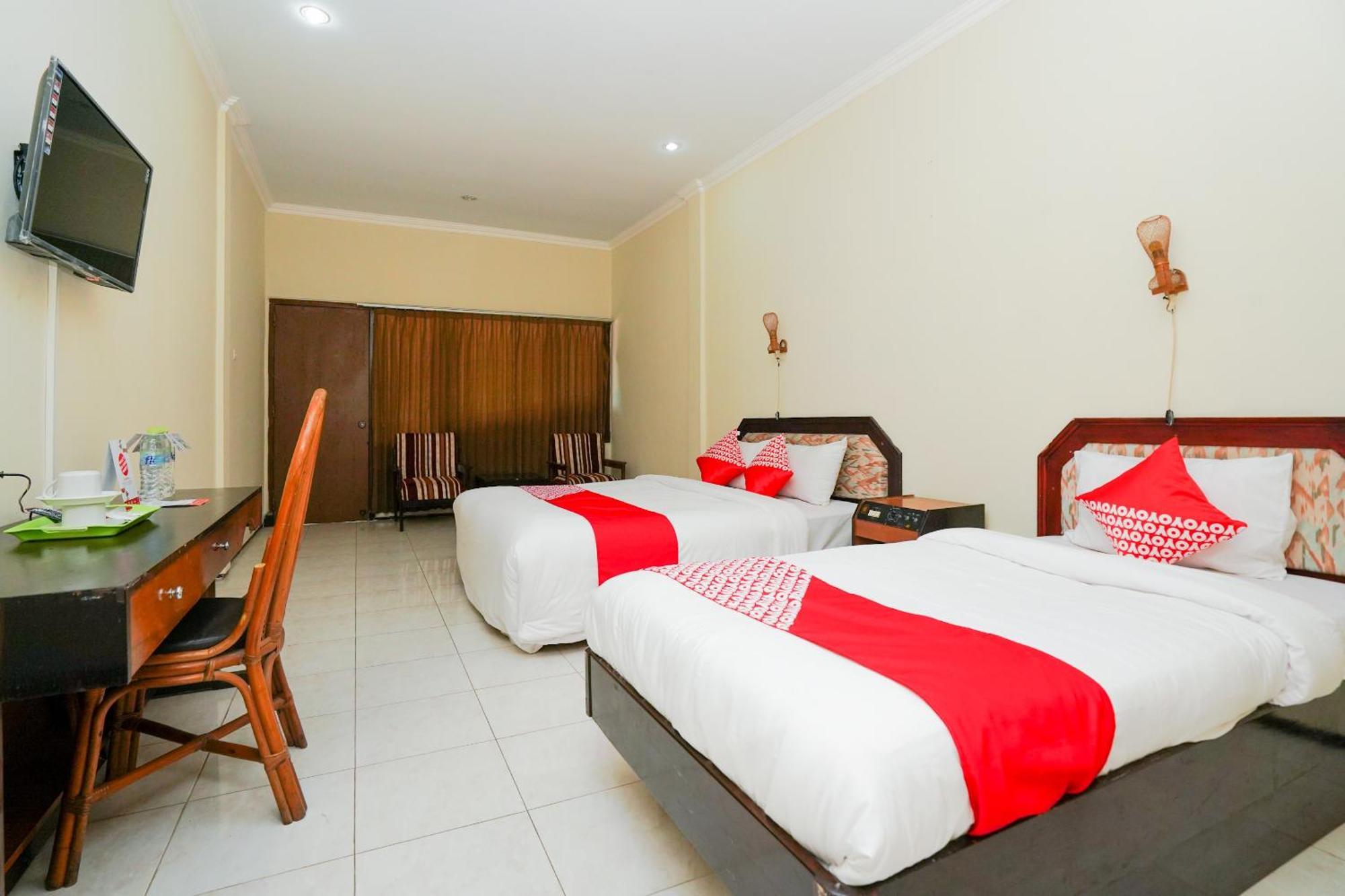 OYO 1652 Hotel Tampiarto Probolinggo Esterno foto