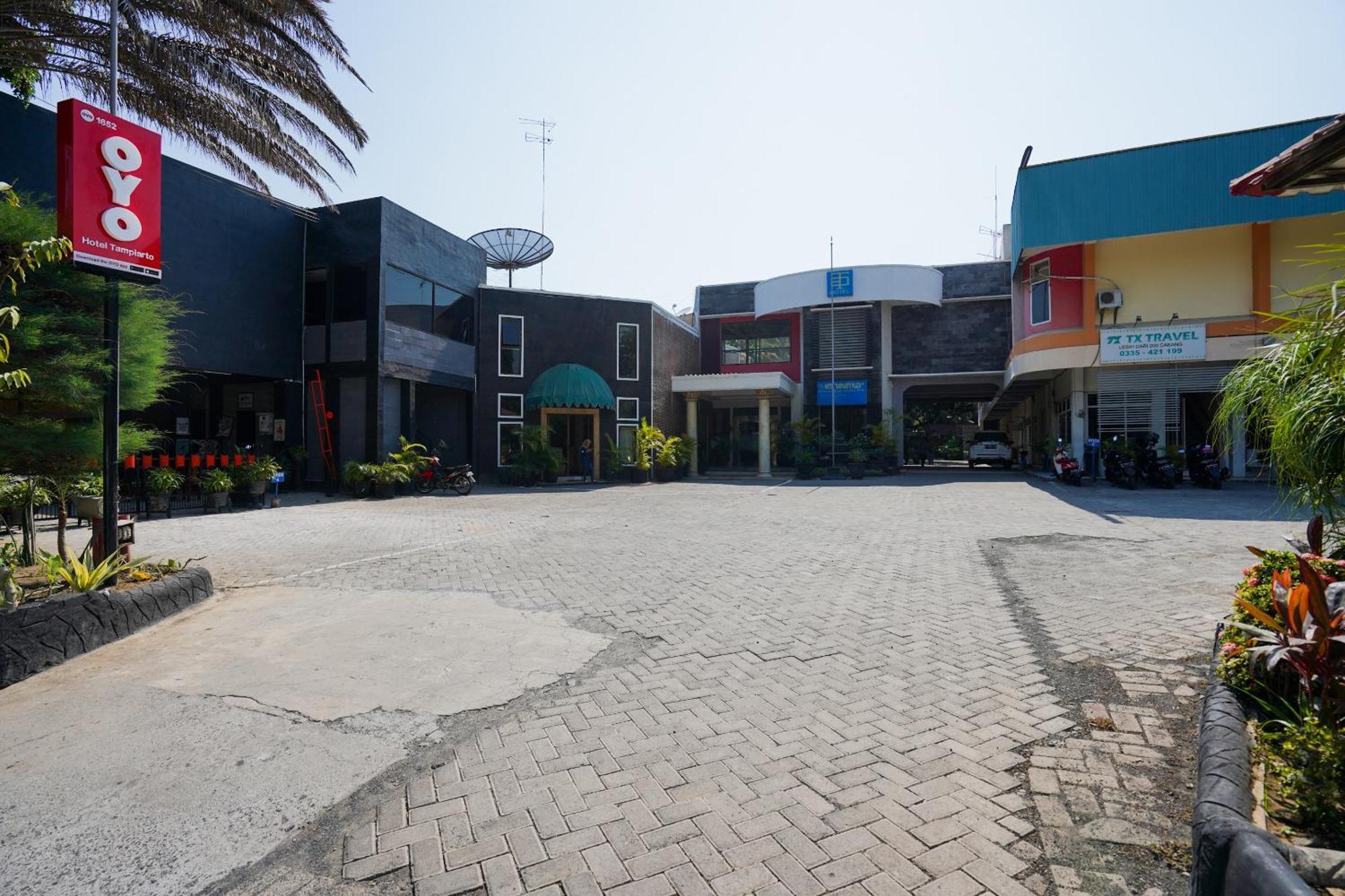 OYO 1652 Hotel Tampiarto Probolinggo Esterno foto
